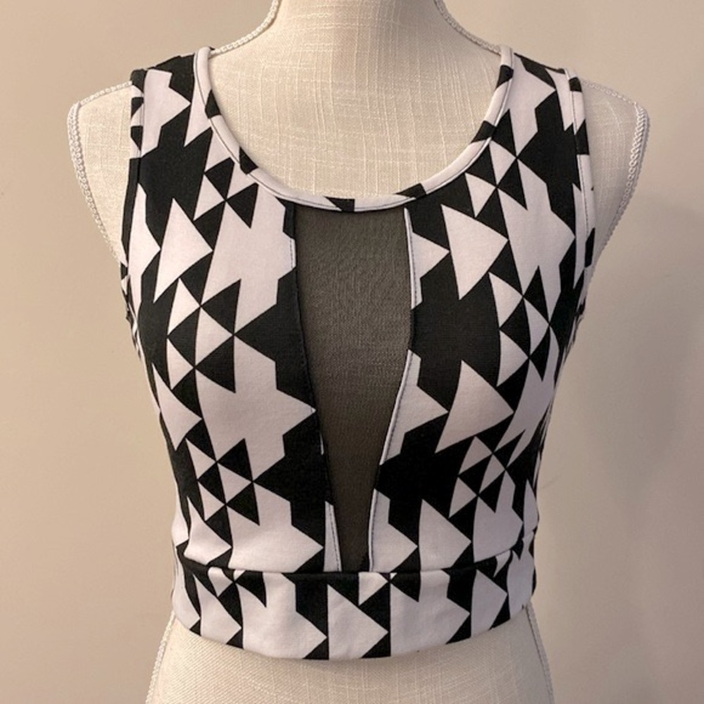 Top 10 women’s geographic print mesh insert crop top black white size S~M